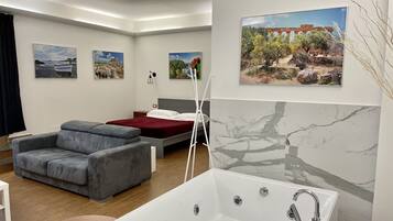 Suite Studio Panoramique, baignoire à jets, vue mer | Bureau, espace de travail pour ordinateur portable, rideaux occultants