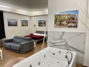 Desk, laptop workspace, blackout curtains, iron/ironing board - Villa Leucatia Bed&Events (Sant'Agata Li Battiati)