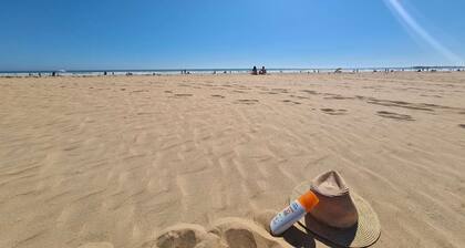 Renovated studio, sleeps 2, sea, shops, 6th floor, TV, balcony, pets allowed