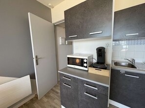 Een koelkast, een microgolfoven, een kookplaat