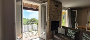 Televisie en een open haard