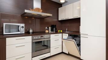 Refrigerador, horno, placa de cocina, lavavajillas