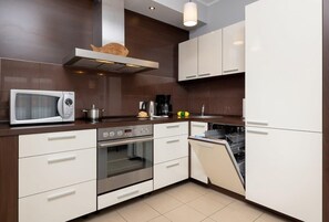 Refrigerador, horno, parrilla de estufa y lavavajillas 