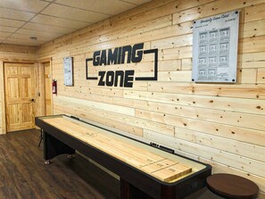 Game room - The Legacy - Hot tub, fire pit, game room & private playground (Logan)