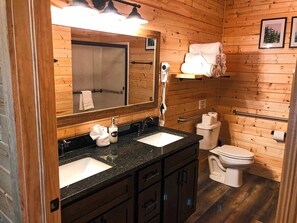 Combined shower/bathtub, hair dryer, towels - The Legacy - Hot tub, fire pit, game room & private playground (Logan)