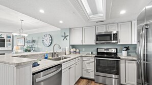 Coffee/tea maker, fridge, microwave, oven - Beautifully furnished condo across the street with great ocean views (Myrtle Beach)
