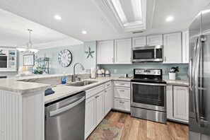 Geladeira, micro-ondas, fogão, cooktop
