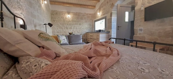 1 bedroom, bed sheets