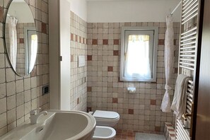 Dusche, Haartrockner, Bidet
