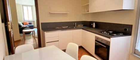 Coffee/tea maker, fridge, oven, stovetop