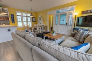 Smart TV, books - Stylish Beach House in Resort Community, Family Friendly Rental (MIchigan City)