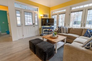 Smart TV, books - Stylish Beach House in Resort Community, Family Friendly Rental (MIchigan City)