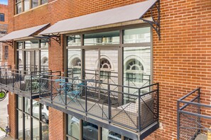 Terrace/patio - Bright Historic District Condo with Balcony by Lucky Savannah (Savannah)