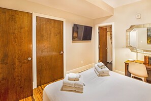3 bedrooms, iron/ironing board, free WiFi, bed sheets - Bright Historic District Condo with Balcony by Lucky Savannah (Savannah)