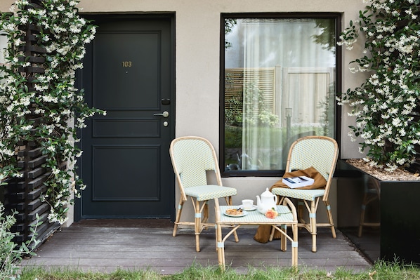 Habitación, terraza, en edificio anexo | Vistas al jardín