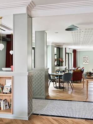 Se ofrece un desayuno bufé (15 EUR por persona)