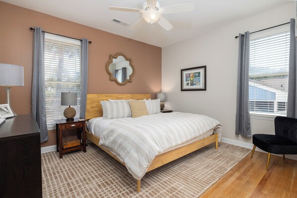 4 bedrooms, iron/ironing board, Internet, bed sheets