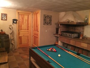 Games room - La Casa de Bernuy, a haven of tranquility. (Bernuy de Porreros)