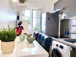 ثلاجة، ميكروويف، فرن، موقد طهي مسطح