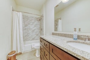Badewanne, Haartrockner, Handtücher