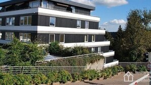 A modern multi-story building with a flat roof and large windows. - Ferienwohnung Frohwein (Winterberg)