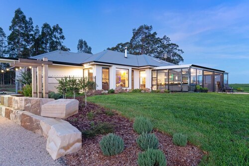 Jasmine Lodge - Idyllic home with pool, mountain views and fire pit.