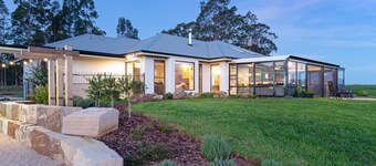 Jasmine Lodge - Idyllic home with pool, mountain views and fire pit.