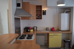 Fridge, microwave, oven, stovetop - Beautiful F3 apartment - 63m2 - 50m from RER A station (Bussy-Saint-Georges)