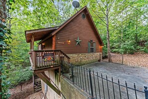 Exterior - 3 Bears One-Level Open Floor Plan Cabin with Pool Table by RedAwning (Pigeon Forge)
