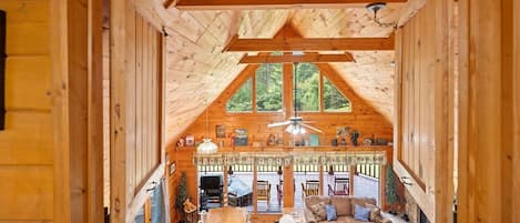 Cabaña, 2 habitaciones | Área de sala de estar | Televisión y servicios de streaming