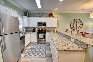 Condo, 2 Bedrooms | Private kitchen | Fridge, microwave, oven, dishwasher - 4803 Bovardia Place #102 2 Bedroom Condo by Redawning (Myrtle Beach)