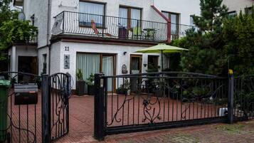 Vista frontal de la propiedad