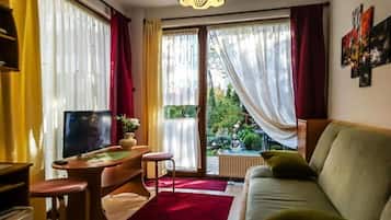 Kamar Quadruple Basic | Ruang keluarga | TV layar datar