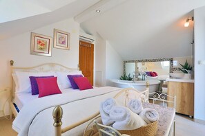 4 bedrooms, iron/ironing board, WiFi, bed sheets