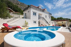 Uppvärmd pool och solstolar