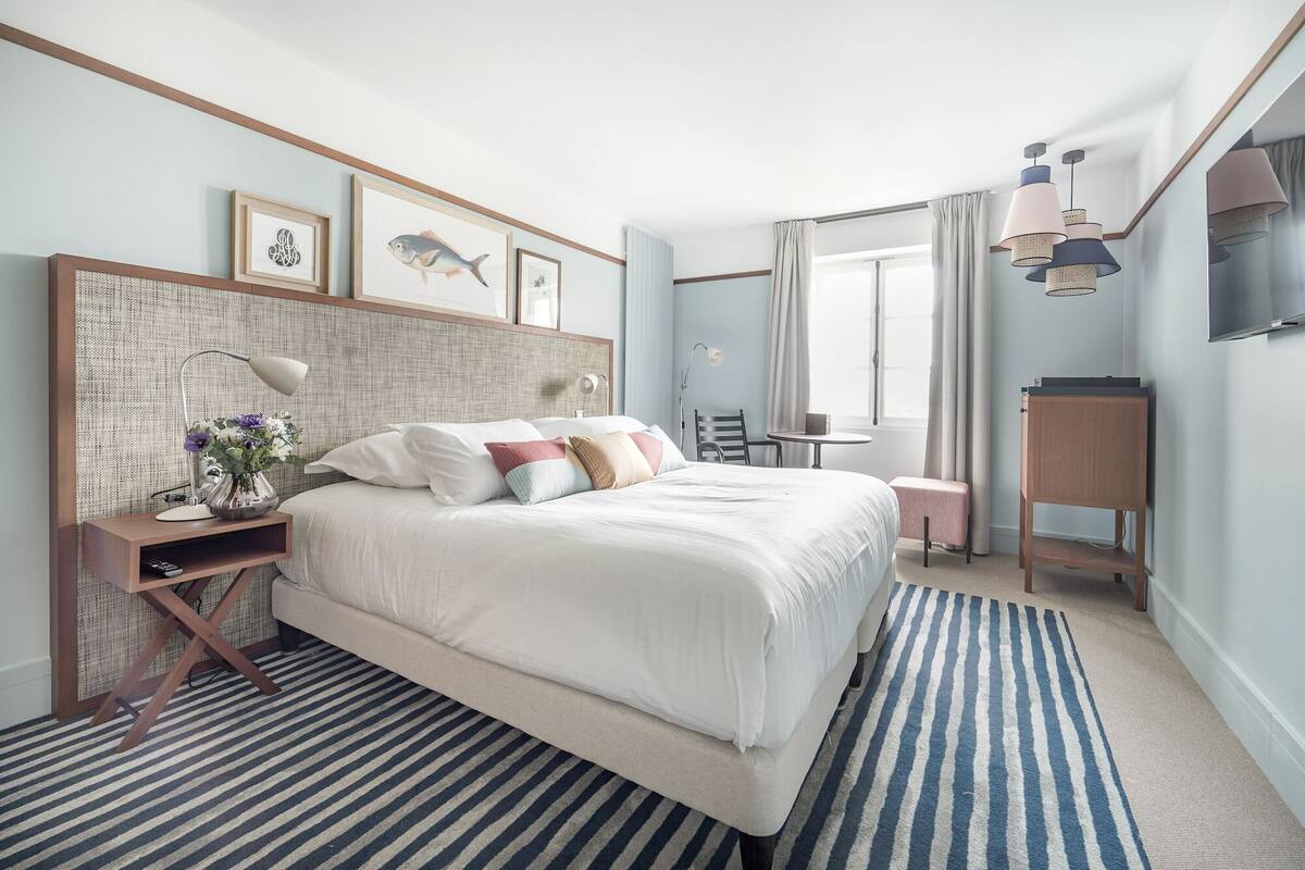 Deluxe kamer | Luxe beddengoed, pillowtop-bedden, een minibar, een kluis op de kamer