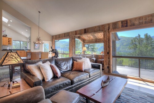 Luxury Home with Great Views, Decks, Hot Tub, AC - 15 Min to Downtown Durango