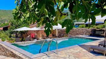 Udendørs pool, gratis hytter, parasoller