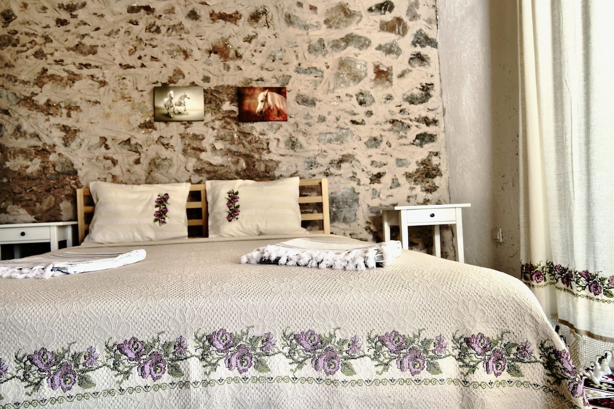Deluxe Double Room, Mountain View | Premium bedding, in-room safe, desk, soundproofing