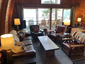 Smart-tv, pejs, bøger, musikbibliotek