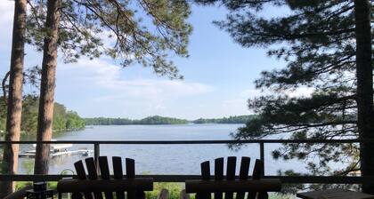 Cozy lakefront chalet with cedar hot tub + stunning lake views