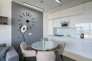 Exclusive-Apartment | Wohnbereich | 30-Zoll-Fernseher mit Kabelempfang