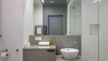 Exclusive Apartment | Bathroom | Shower, hair dryer, towels, soap
