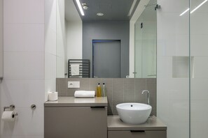 Bathroom - RentPlanet – Apartamenty Sky Tower (Wroclaw)