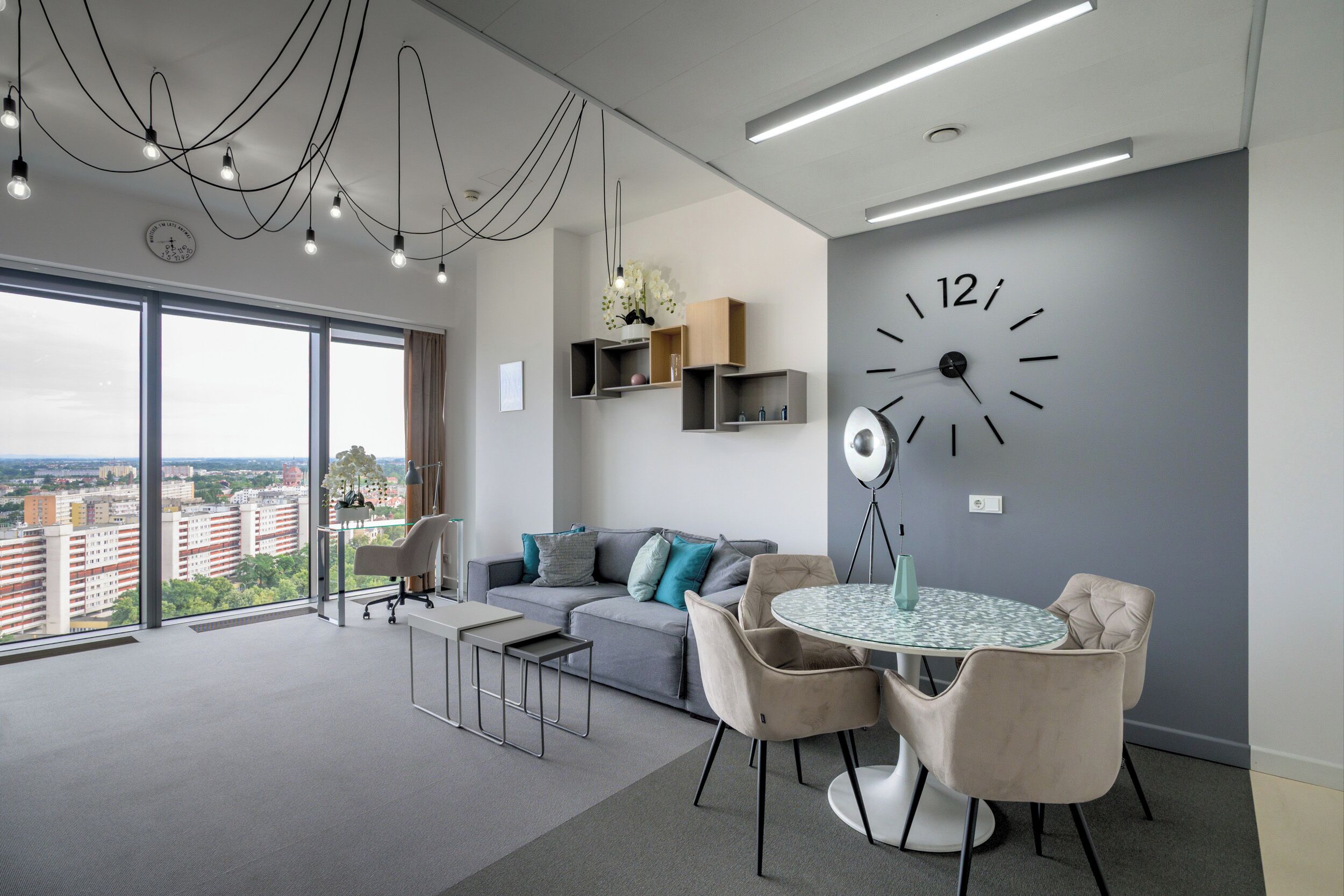 เอ็กซ์คลูซีฟอพาร์ทเมนท์ | บริเวณนั่งเล่น | ทีวี 30 นิ้ว พร้อมช่องเคเบิล