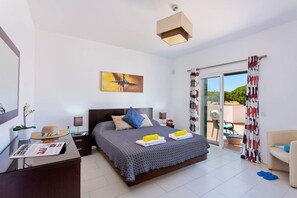 4 chambres, fer et planche à repasser, Wi-Fi, draps fournis