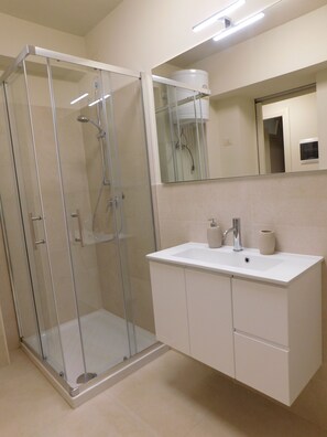 Douche, séchoir à cheveux, bidet, serviettes fournies