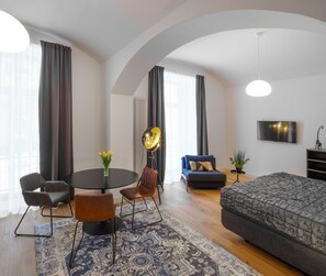 Hypo-allergenic bedding, individually decorated, individually furnished - MN6 Luxury Suites by Adrez Living (Prague)