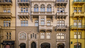 Un edifici històric amb façanes ornamentades, diversos balcons i una torre central destacada.