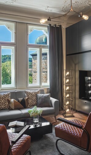 公��寓, 2 间卧室, 阳台 | 起居区 | 平板电视